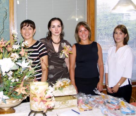 Margarita Silveyra acompañada de las organizadoras de su fiesta de despedida, Pilar Beltrán, Cecy Beltrán y Paty de Beltrán.