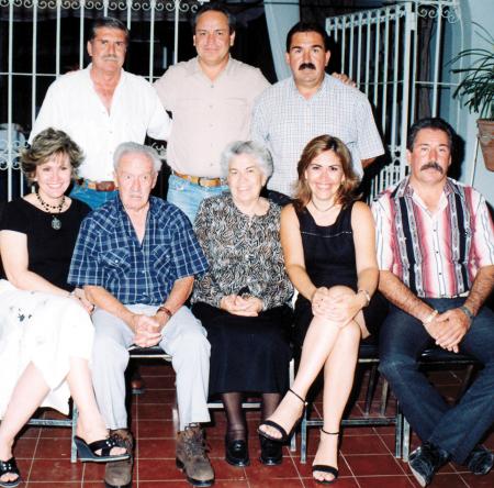 Don Joaquín Pereda Reynés con su esposa doña Ofelia y sus hijos, de pie, Mariano Joaquín y Sergio, sentados, Luis, Coco, Dulce y Manuel Pereda Esquerra.