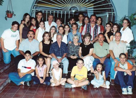 Don Joaquín  Pereda Reynés acompañado de su esposa Ofelia Ezquerra de Pereda, sus hijos, hijos políticos  y nietos, en su agradable fiesta de cumpleaños.