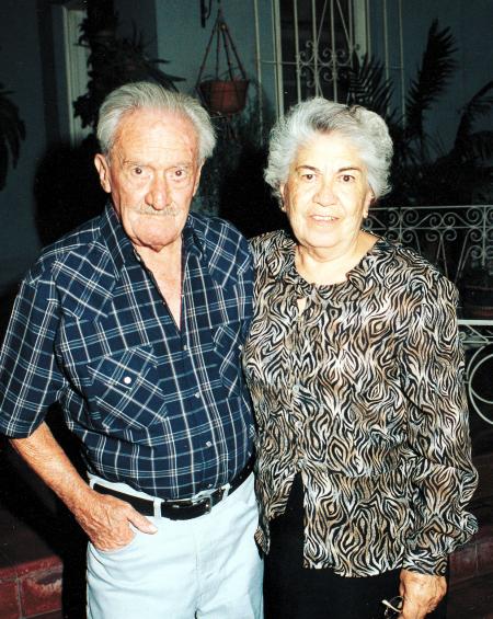  20 de agosto 
80 años de vida cumplió don Joaquín Reynés quien aparece acompañado de su esposa, doña Ofelia Ezquerra de Pereda.