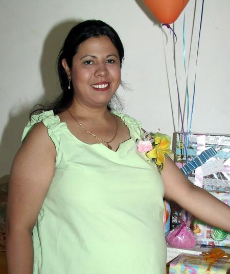 Ana Lilia Rodríguez de Pérez recibió diversos artículos para bebé, durante la fiesta de canastilla que le ofreció au mamá, María de Jesús Castillo de Rodríguez.