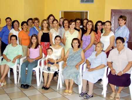María de los Ángeles Zamarrón junto a las asistentes de su fiesta de despedida, que le ofrecieron con motivo de su boda con Peter Higginbotham.
