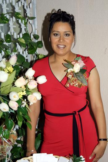 Cecilia Castro contraerá matrimonio con Ulises Macías el 13 de septiembre y por ello la festejaron con una fiesta de despedida.