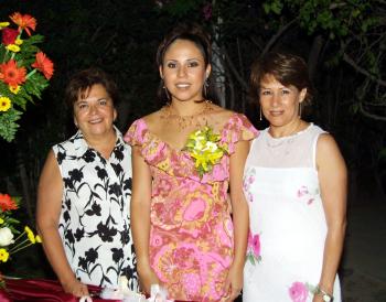 Ivonne Idaly Mendoza Tirado contraerá matrimonio con Leonardo Sosa Ibarra y fue festejada por Lourdes Tirado y su futura suegra Tere Ibarra.