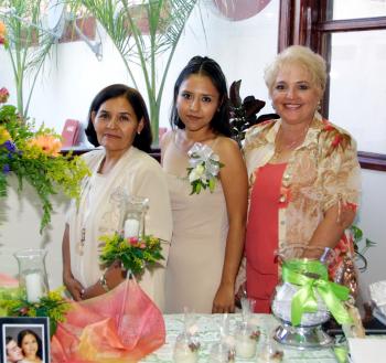 Norma Delgado Lozano se mostró contenta en la despedida de soltera que le ofrecieron María del Rosario de Delgado y Milagros de Salas quienes la acompañan