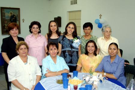 Andrea González de Villarreal con un grupo de damas asistentes a su fiesta de canastilla celebrada recientemente.