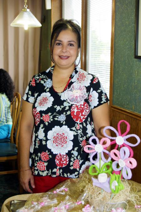 Karla de la Cruz de Coronado en la reunión de regalos para bebé que le ofrecieron Lupita de la Cruz, Verónica del Río y María de Jesús Coronado.