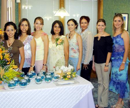 María Teresa del Rïo en la fiesa de despedida que le ofrecieron junto a sus primas Érika y Vero Cepeda, Brenda de Cravioto, Helwe y Liz Dabdoub, Sandra Gallardo y Marcela de Ayala