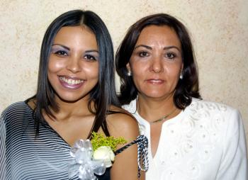 Olga Georgina Darwich Goitia con su mamá Olga Goitia de Darwich.
