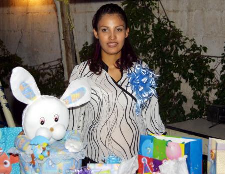Con una fiesta de canastilla festejaron a Janeth González Medina organizada por Martha Cuevas de Medina y Rosa Elia Márquez de González en la que recibió numerosos regalos.