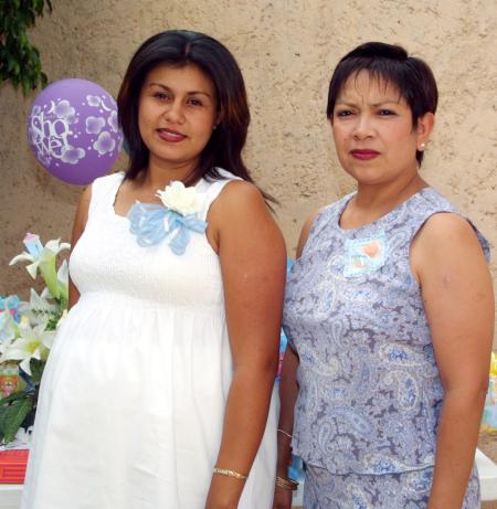  23 de agosto 
  Perla Lizeth Cueto de  Alanís acompañada de Elizabeth Saucedo de Alanís, anfitriona de su fiesta de canastilla.