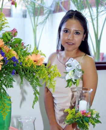Norma Delgado Lozano fue agasajada con una fiesta de despedida por su cercano enlace con José Antonio Salas Aspiazu.