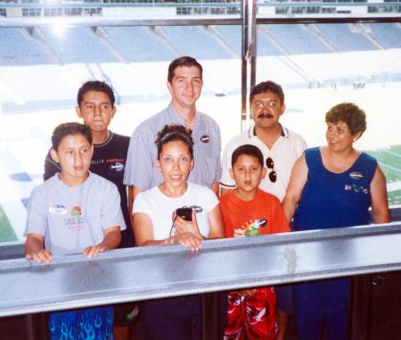 Gabriel Martínez Villalobos y familia, visitaron recientemente a sus parientes Nora y Jeremy en Dallas, Texas, todos ellos aparecen retratados en el Estadio Cowboys.