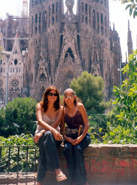 Ana Isabel López Velázquez y Lizbeth Gallardo Castillo, captados en un viaje de estudios  realizado en fecha reciente  a Barcelona España.