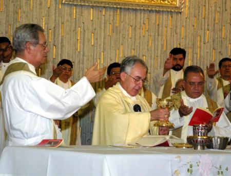 El Excmo. Señor Obispo don José Guadalupe Galván Galindo celebró el pasado jueves su onomástico, con una misa de acción de gracias en a Catedral de Nuestra Señora del Carmen, concelebrada con otros sacerdotes.