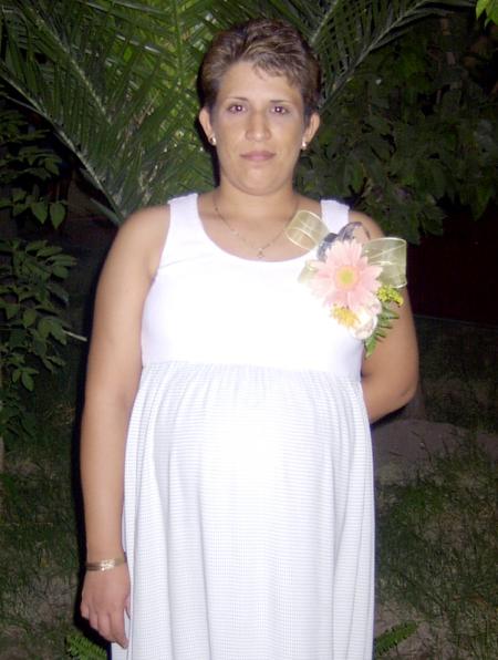 En la fiesta de regalos que le ofrecieron por el cercano nacimiento de su bebé fue captada carolina Lazarín de Medina.