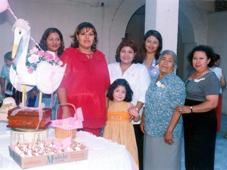 Feliz aparece Irma Lucero, la futura mamá, junto a sus invitadas, Azucena Zavala, Mayela Zavala, Socorro Zavala, Julia Díaz y TAly de Zavala quienes la felicitaron