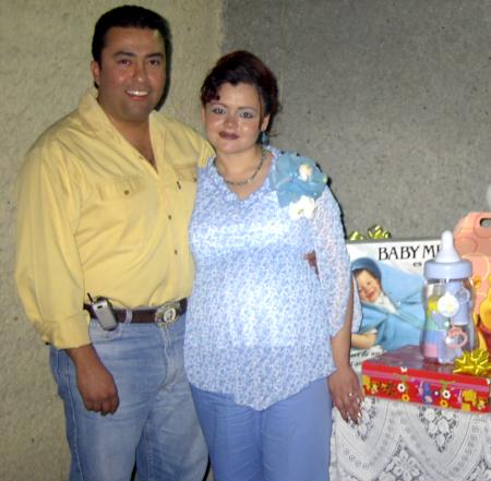 Josefina Rivera de Narro fue homenajeada con una fiesta de canastilla, en la que la acompaño su esposo.