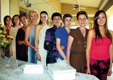 Josie Valdés Leal en su primera despedida de soltera acompañada de Patricia Jardón, Claudia de Flores, Rachel Lapidot, Josie de Barraza, Carmend e Leal, Luz María de Cantu Claudia Flores Leal.