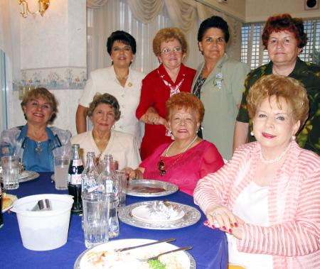 La señora Angélica Romo festejó su cumpleaños en  compañía de Cristy Gómez, Delia de Guzmán, Vivy Reyes, Elvira de Reyes, Olviia de Medina, Olvia Villarreal y Tello González.