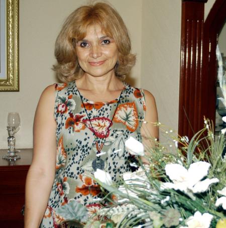 Señora Yolanda Vadlez de Domínguez en la fiesta de regalos que se ofreció para el bebé que espera.