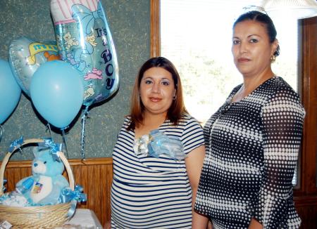 Susana Vázquez fue agasajada con una fiesta de canastilla ofrecida por Luz María Uribe de Moreno.