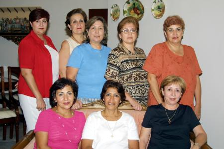Una agradable reunión disfrutaron, Ana Avelina Jiménez, Mary Corral, Conchita Flores, Sonia Quiñones, Ana  Luisa García, Paty Marroquín, Amalia Muñiz y Lourdes Navarro, ex alumnas del colegio Los Ángeles.