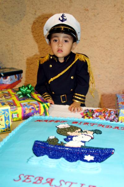 Ulises Sebastián Rubio Cárdenas junto al pastel que le obesquió por su tercer cumpleaños su mamá Margarita Rubio.