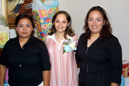 Blanca Valdés Zamarripa junto a las anfirionas de su fiesta de canastilla, Perla Citlali Magaña y Glori a Valdés Zamarripa.