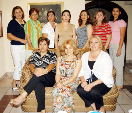 La señora Yolanda Valdez de Domínguez fue festejada con un convivio de su onomástico, el cual fue organizado por sus amigas Rosina, Mireya, María Ekena, Blanca, Laura, Lulú, Lety y Nomra.