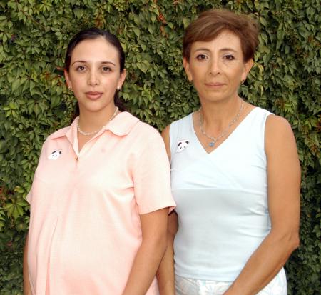  26 de agosto 
  Vanesa Montfort de Ramón en compañía de la anfitriona de su fiesta de canastilla, Mayela López de Monstfort.