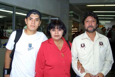 En plan vacacional se trasladó a San Diego, CAl., Francisco Revueltas Esquivel, lo despidieron su mamá Irma Esquivel y su tío José Ángel Márquez.