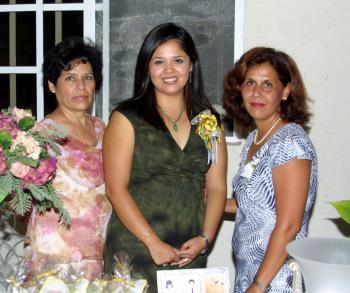 Con una despedida de soltera festejaron a Gisella López  con motivo de su próxima  boda con Juan Antonio Requejo Torres, la acompañan sus anfitrionas.