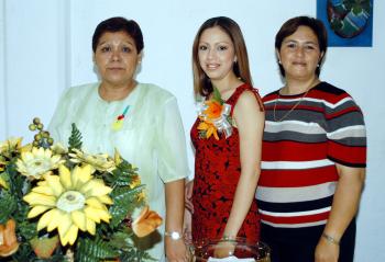 Gloria Elizabeth Ramírez Mirazo junto a las anfitrionas de su fiesta de despedida, Lorena Mirazo de Ramírez y Rosa Ojeda de Martínez.