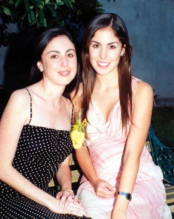  27 de agosto 
 Una despedida de soltera se les ofreció a las hermanas Luly y Gaby Díaz de Léon Maisterrena, con motivo de sus respectivas bodas.