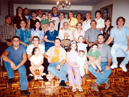 Con motivo de sus 85 años de vida, se ofreció un convivio a don Manuel Hinojosa Petil, quien aparece acompañado de sus familiares.