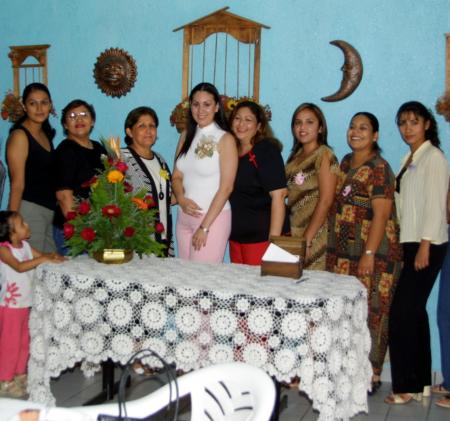 Olga Esquivel Márquez contraerá nupcias con Roberto Cruz Villegas, motivo por el que le ofrecieron una despedida de soltera, organizada por Olga Márquez de Esquivel.