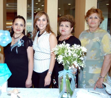 Yaneth Galván de Rodríguez junto a las anfitrionas de su fiesta de canastilla Ninfa de Galván, Silvia de Rodríguez y Farah de Marcos.