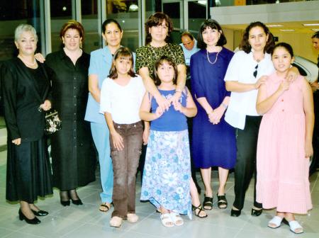 Yolanda Guerrero, Mayela de Bañuelos, Mely de Portillo, Lupita de Murra, Laura de Talamás, Rosario de Martínez, Lizeth y Natalia Murra, en la apertura de conocida empresa automotriz.