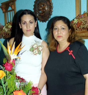 Olga Esquivel Márquez acompañada de su mamá Olga M. de Esquivel anfitriona de su primera despedida de soltera.