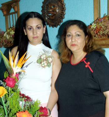 Olga Esquivel Márquez acompañada de su mamá Olga M. de Esquivel anfitriona de su primera despedida de soltera.