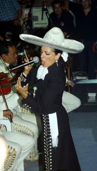 Tras interpretar Mi Hombre, Fernanda hizo recordar su época de solista, cuando dejó su lugar a Liliana Abaroa, para cantar Una Historia sin Miedo.