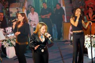 Y refrendaron su título de grandes. Isabel, Mayté y Fernanda, del grupo Pandora, confirmaron este fin de semana por qué se han mantenido por más de 18 años en el gusto del público, al poner a cantar y a bailar a miles de personas que asistieron a su presentación en el palenque de la Feria Nacional de Gómez Palacio.