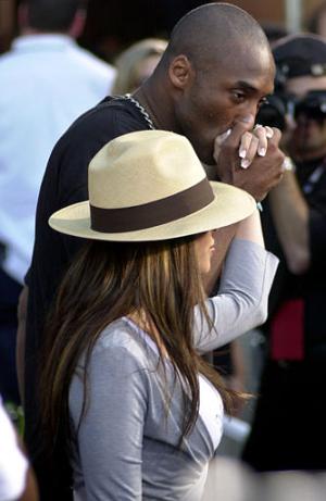 El basquetbolista Kobe Bryant, fue el ganador del premio del mejor deportista del año, Kobe, que efrenta una dmeanda de acoso sexual, se presentó en compañía de su esposa.