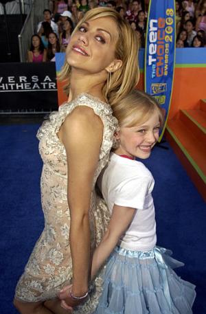 Las actrices Brittany Murphy y Dakota Fanning posan para los fotógrafos durante los 'Teen Choice Awards'.