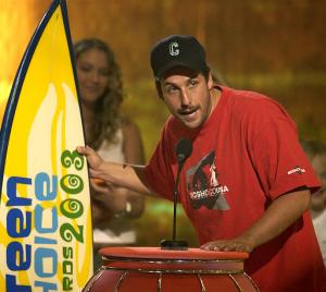 Adam Sandler, aceptó el premio que los jóvenes le dieron por la mejor película cómica.

Estrellas como Keanu Reeves, Ashton Kutcher, Adam Sandler y Queen Latifah, entre otros, no se fueron a casa con las manos vacías, al contrario, salieron cargando su gran tabla de surf.