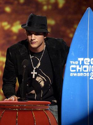Ashton Kutcher, estrella del progrma 'That 70´s Show', aceptó el premio al mejor actor de comedia de T.V.