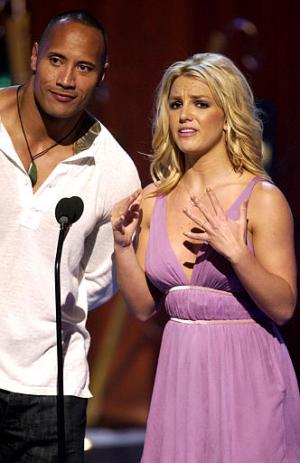 El anfiteatro Universal City fue el escenario donde se llevó a cabo la entrega de premios Teen Choice Awards a las celebridades favoritas que los jóvenes eligen. Britney Spears, quien no ganó premio alguno, se desenvolvió como presentadora.