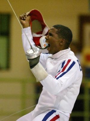 El cubano Camilo Boris, festeja la medalla de oro que obtuvo en el esgrima varonil.