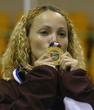 Mariana González, besa la medalla  de oro que obtuvo la competencia de esgrima